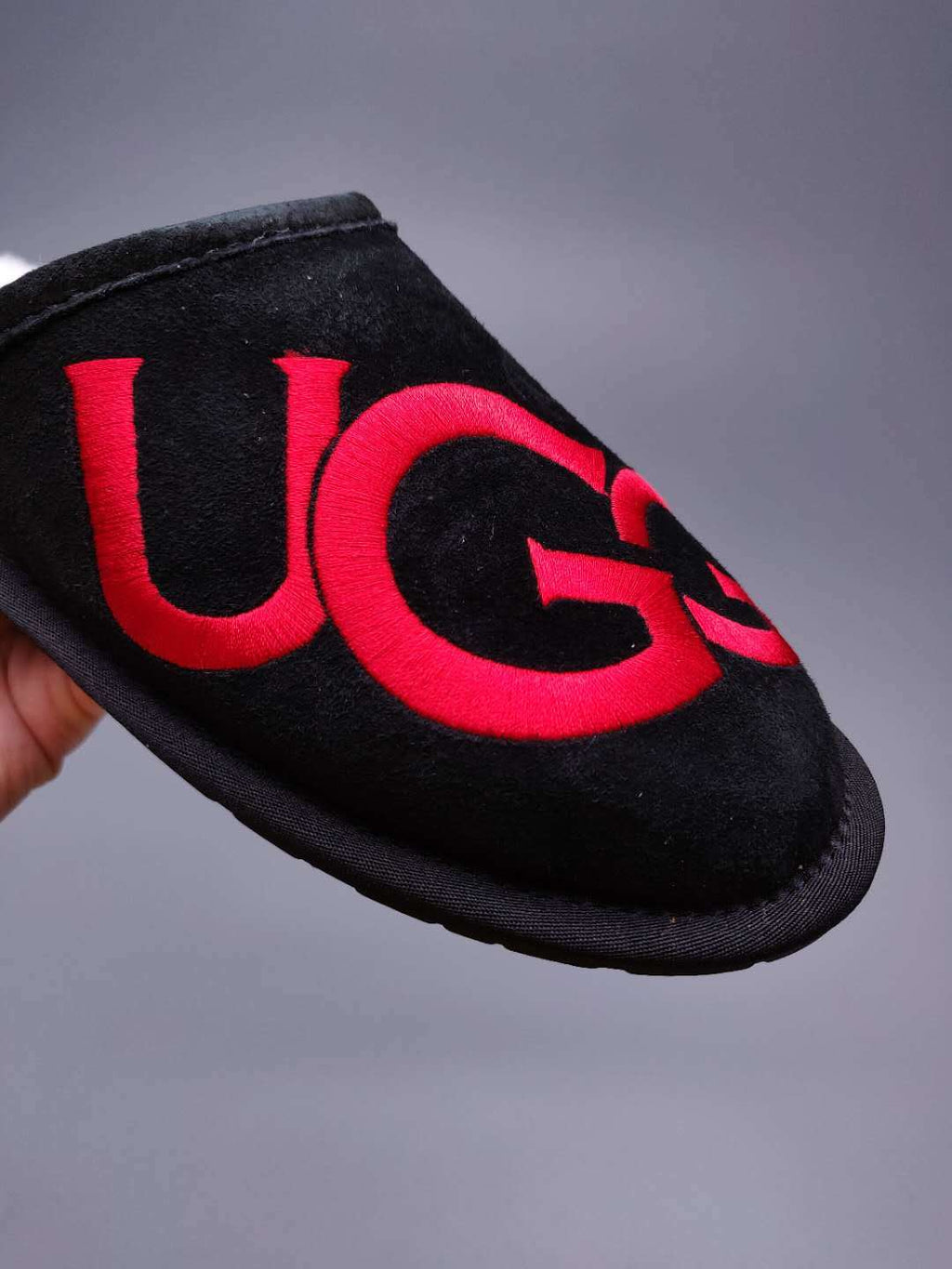 Black G-Logo Indoor Slippers — New Arrival | In Stock